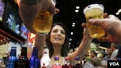 Otras teorías sugieren que beber moderadamente puede mejorar el flujo sanguíneo e incrementar el metabolismo del cerebro.