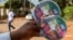 Un vendeur présente des CD de la chanteuse ougandaise Panadol wa Bassajja, à Kampala, le 17 avril 2015. En 2014, elle a passé cinq semaines en prison après la sortie d'un clip suggestif, en vertu d'une loi anti-pornographie. 