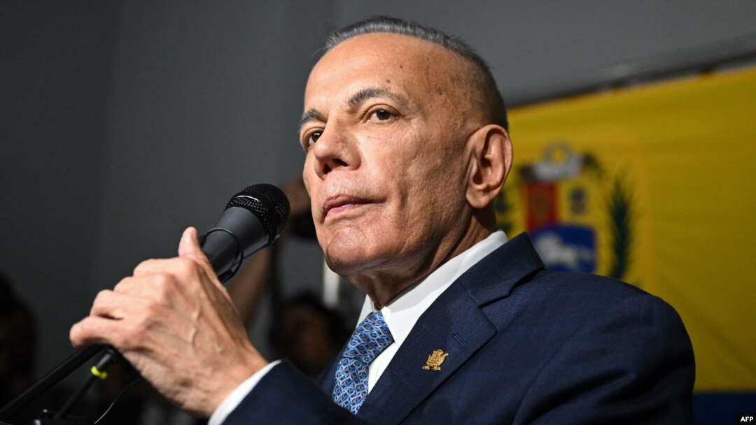 El gobernador del Zulia y candidato presidencial opositor, Manuel Rosales, habla a la prensa en Caracas, este martes 26 de marzo de 2024.