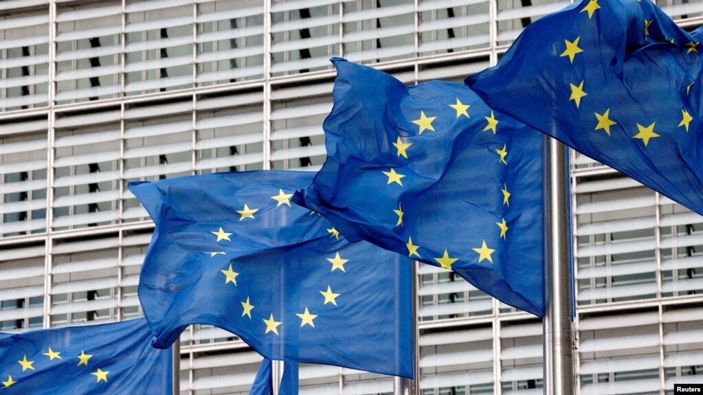 欧盟委员会布鲁塞尔总部外的欧盟旗帜(photo:VOA)