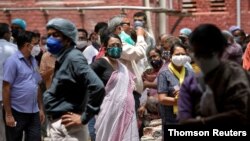 지난달 20일 인도 콜카타에서 신종 코로나바이러스 백신 접종을 기다리는 주민들.