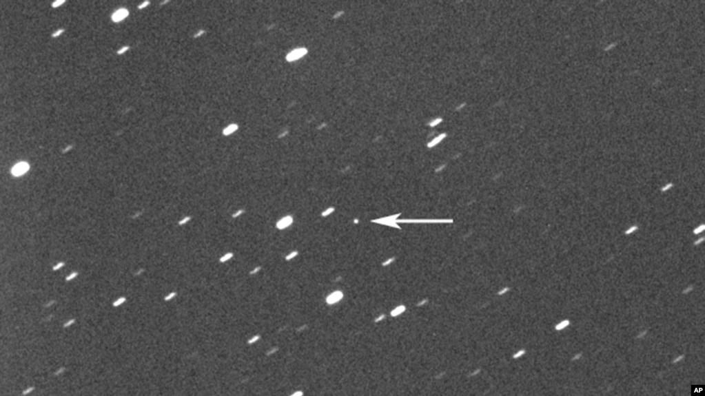 Esta fotografía proporcionada por Gianluca Masi muestra al asteroide 2023 DZ2, señalado por una flecha en el centro de la imagen, a unos 1,8 millones de kilómetros de distancia de la Tierra, el 22 de marzo de 2023.