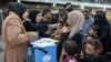 Seorang anak menerima vaksin polio di kamp pengungsi di sebuah sekolah yang dijalankan oleh UNRWA di Khan Younis, Jalur Gaza, pada 5 September 2024. (Foto: AFP/Bashar Taleb)