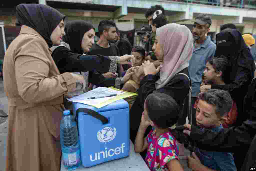 Un menor recibe una vacuna contra la polio en un campamento improvisado para desplazados por el conflicto, en una escuela dirigida por la UNRWA en Khan Younis, en el sur de la Franja de Gaza, el 5 de septiembre de 2024.