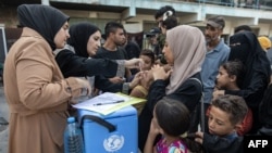 Seorang anak menerima vaksin polio di kamp pengungsi di sebuah sekolah yang dijalankan oleh UNRWA di Khan Younis, Jalur Gaza, pada 5 September 2024. (Foto: AFP/Bashar Taleb)