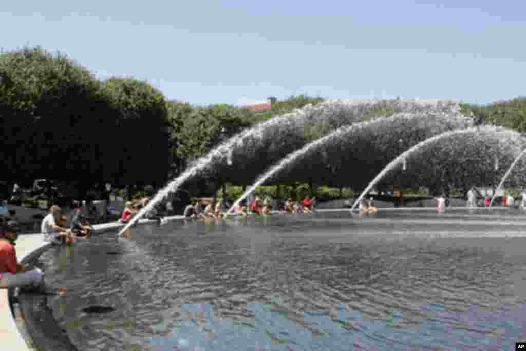 在池边将双腿沐浴在冰凉水中，不失为盛夏一大乐事