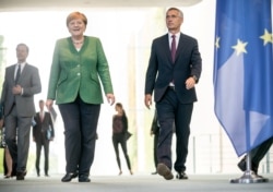 Kanselir Jerman Angela Merkel dan Sekjen NATO Jens Stoltenberg di Berlin, 27 Agustus 2020.