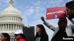 Para aktivis imigrasi melakukan unjuk rasa di depan Kongres AS menuntut status permanen bagi para penerima DACA dalam aksi di Washington DC (foto: dok). 