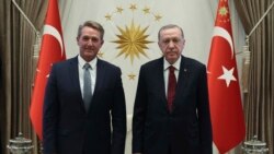 جف فلیک، سفیر آمریکا در آنکارا، در کنار رجب طیب اردوغان، رئیس‌جمهوری ترکیه
