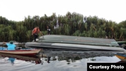 Long boat milik Taman Nasional Sebangau yang terlibat kecelakaan dengan speed boat TNI AD di Sungai Sebangau, Kota Palangkaraya, Kalimantan Tengah, Senin 9 Maret 2020. (courtesy: Basarnas)