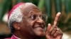 ARCHIVO - En esta fotografía de archivo del lunes 6 de mayo de 2019, el arzobispo emérito Desmond Tutu sale de su casa en Ciudad del Cabo, Sudáfrica.