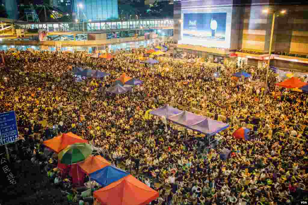 抗议学生持续不断地折出黄色小雨伞 (美国之音方正拍摄)