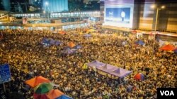 抗议学生持续不断地折出黄色小雨伞 (美国之音方正拍摄)