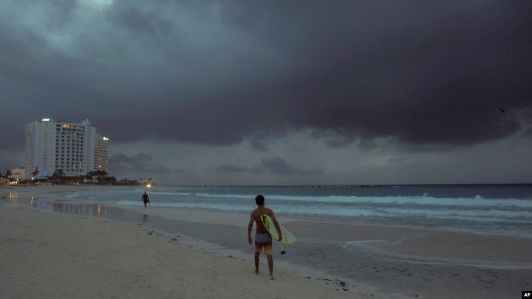 Awan mendung pekat saat badai tropis Zeta mendekati pantai Cancun, Meksiko (26/10). 