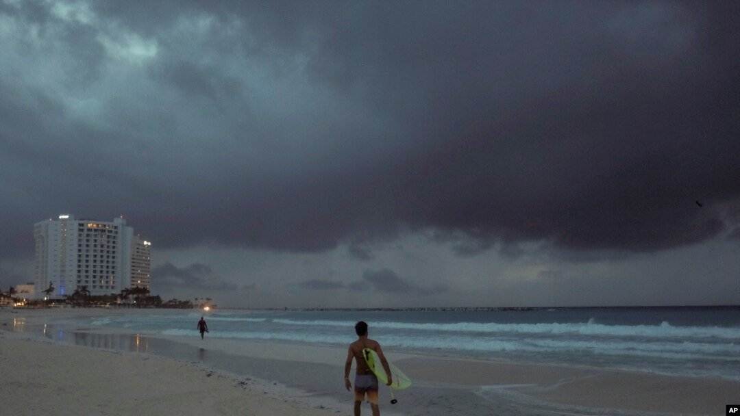 Awan tebal di atas Playa Gaviota Azul saat Badai Tropis Zeta mendekati Cancun, Meksiko, Senin pagi, 26 Oktober 2020. 