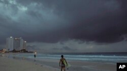 Awan tebal di atas Playa Gaviota Azul saat Badai Tropis Zeta mendekati Cancun, Meksiko, Senin pagi, 26 Oktober 2020. 