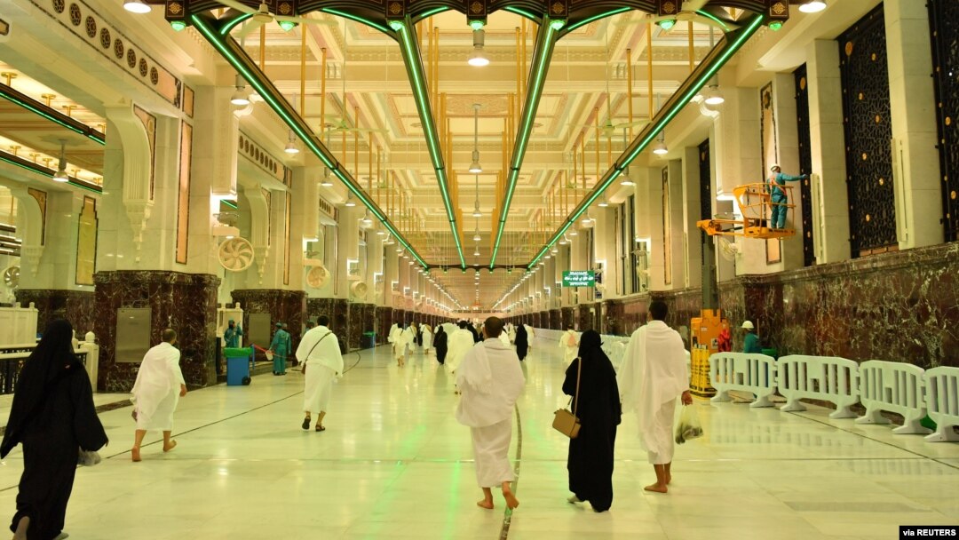 Muslim melakukan ibadah Sa'i bagian dari Umrah di Masjidil Haram, Mekkah, Saudi Arabia, Minggu (4/10). (Saudi Press Agency/Handout via Reuters) 