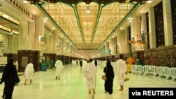 Muslim melakukan ibadah Sa'i bagian dari Umrah di Masjidil Haram, Mekkah, Saudi Arabia, Minggu (4/10). (Saudi Press Agency/Handout via Reuters) 