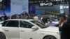 FILE - Stan mobil BYD pada Pameran Mobil China di Beijing, China, 26 April 2024. Uni Eropa mengancam, pada 12 Juni 2024, akan menaikkan tarif pada kendaraan listrik China, yang meningkatkan sengketa perdagangan atas subsidi Beijing untuk ekspor.