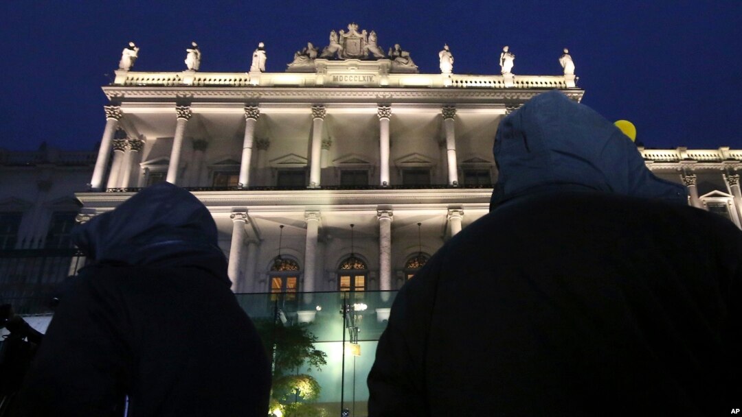 Para jurnalis menunggu di luar Palais Coburg Wina, Austria, tempat diselenggarakannya pembicaraan tertutup mengenai nuklir Iran, 23/11/2014.