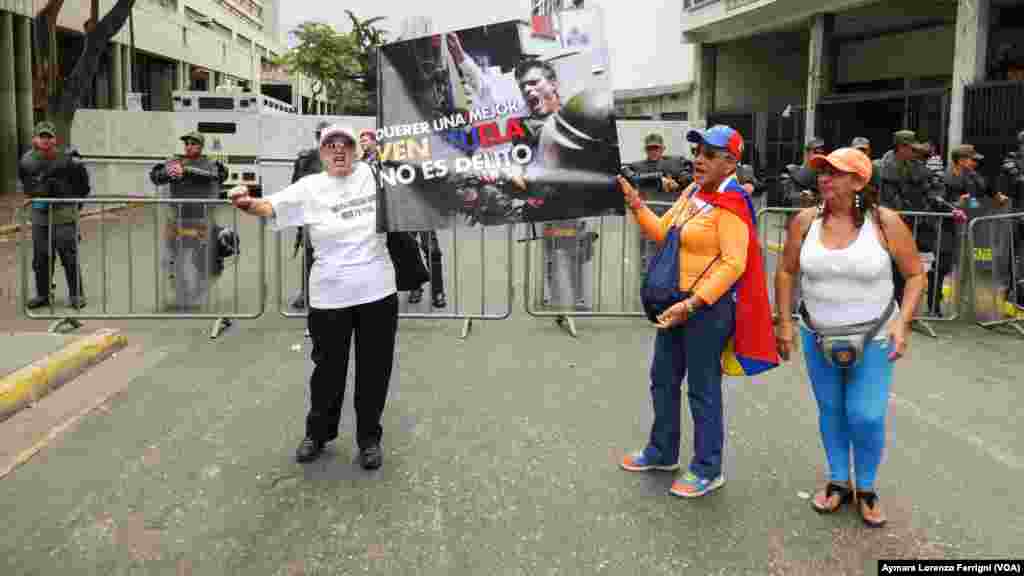 Contrasta el carácter cívico de quienes apoyan a López durante su juicio y los equipos antimotines de efectivos militares que custodian el Palacio de Justicia en Caracas, donde lo enjuician. 