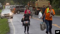 14일 미국 루이지애나주 홍수 피해 현장에서 주방위군의 지원 속에 이재민들이 대피하고 있다. 