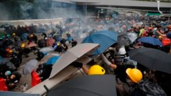 警方向在立法会示威区和政府总部外夏悫道上聚集的市民发射催泪弹