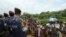 Anak-anak pengungsi Rohingya menyaksikan para pejabat Myanmar dan China tiba di kamp Nayapara di Cox's Bazar, Bangladesh, 22 Agustus 2019.