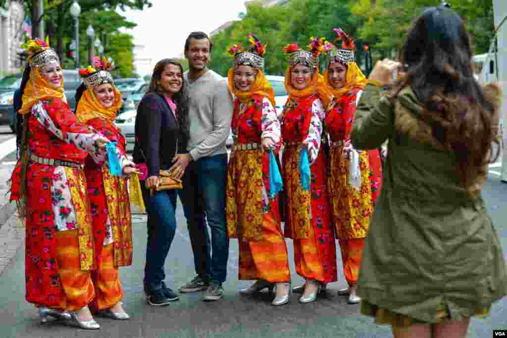 Hamma raqqosa qizlar bilan suratga tushishni xohlaydi, Vashingtondagi turk festivalidan, 29-sentabr, 2013-yil