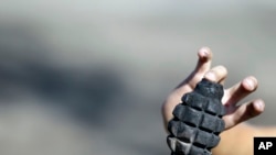Amakuru y’ababibonye, avuga ko ivyo bisasu vyari birambitse mu kinogo  hejuru y’intsinga zikura umuyagankuba ziwurahuye kw’isoko ryawo mu kibanza, aho ushikira uvuye muri Repubulika ya Demokarasi ya Kongo.