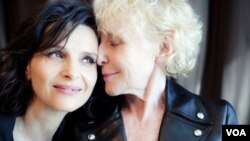 La actriz Juliette Binoche, izquierda, y la directora gala Claire Denis, de "Let the Sunshine In", que se estrena en EE.UU. esta semana.