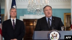 Menteri Luar Negeri AS Mike Pompeo mengumumkan penunjukkan Steve Biegun (kiri) sebagai perwakilan AS untuk Korea Utara, di Departemen Luar Negeri di Washington, DC, 23 Agustus 2018.