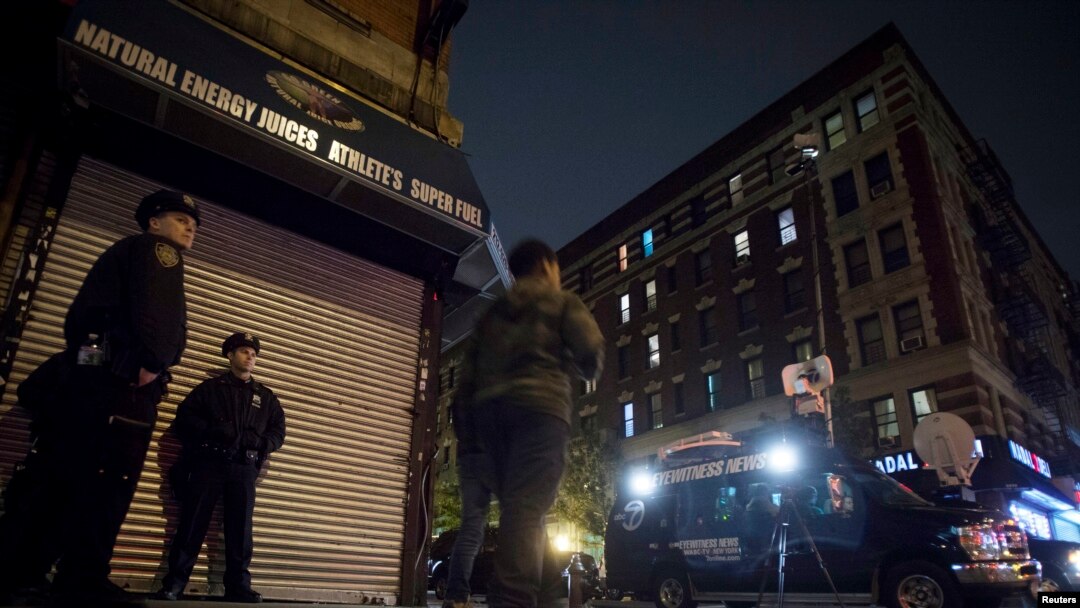 Polisi berjaga-jaga di dekat apartemen Dr. Craig Spencer, setelah ia dikukuhkan terinfeksi Ebola, di New York (23/10). 