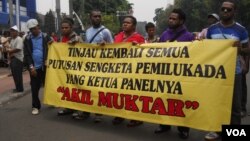 Perwakilan dari delapan kabupaten dan kota di Indonesia, yang tergabung dalam Forum Korban Putusan Mahkamah Konstitusi Berdaulat berunjuk rasa di depan gedung MK, meminta MK meninjau kembali seluruh putusan sengketa Pilkada, Kamis 24/10 (foto: Andylala/VO