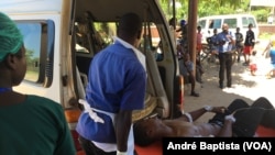 Transport sur civière d'une victime d'une attaque armée à Manica au Mocambique.