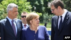 Arhiva - Predsednik Kosova Hašim Tači, kancelarka Nemačke Angela Merke i predsednik Srbije Aleksandar Vučić, razgovaraju pre zajedničkog fotografisanja tokom samita EU - Zapadni Balkan, u Sofiji, 17. maja 2018.