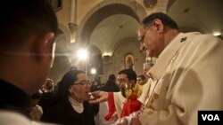 Uskup Agung Fouad Twal (kanan) pada acara misa malam Natal di gereja Nativitas Bethlehem, Sabtu pagi 25 Desember 2010.