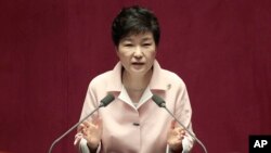 박근혜 한국 대통령이 13일 국회 본회장에서 열린 제20대 국회 개원식에서 연설하고 있다.
