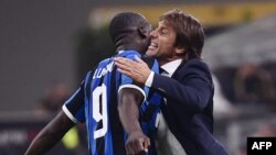 Dan wasan Inter Milan Lukaku da kocinsa Conte Suna murna