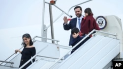 El vicepresidente de EEUU, JD Vance, carga a su hija Mirabel cuando llega al aeropuerto de París Orly, antes de una Cumbre de Acción de Inteligencia Artificial que se celebrará en París, el 10 de febrero de 2025.