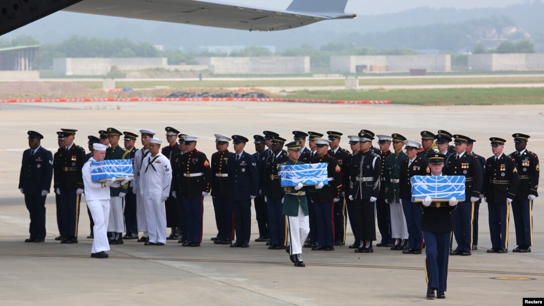 Pasukan kehormatan PBB membawa kotak-kotak kecil yang diyakini berisi sisa jenazah tentara AS yang tewas dalam Perang Korea 1950-1953 setelah tiba dari Korea Utara, di Pangkalan Udara Osan, di Pyeongtaek, Korea Selatan, 27 Juli 2018.
