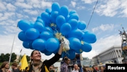 People gather in Independence Square (Maidan Nezalezhnosti) to celebrate a free-trade agreement between Ukraine and the European Union in central Kyiv, June 27, 2014. 