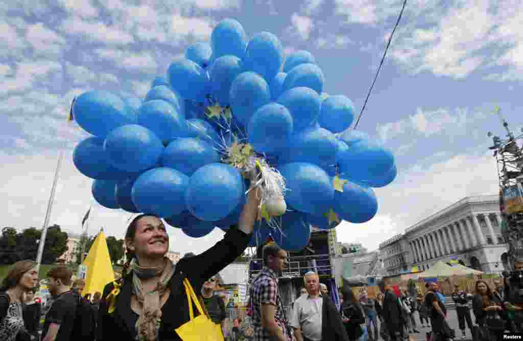 People gather in Independence Square (Maidan Nezalezhnosti) to celebrate the signing of a free-trade agreement between Ukraine and the European Union in central Kyiv. 