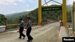 Polisi Myanmar memeriksa sebuah jembatan di negara bagian Chin Myanmar, dekat perbatasan dengan India, 10 Mei 2016. (Foto: dok).
