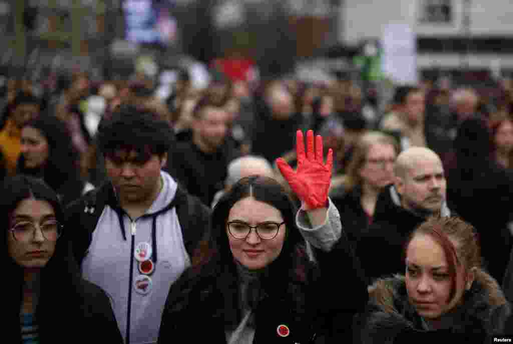 Žena drži podignutu &quot;krvavu ruku&quot;, jednog od glavnih simbola protesta&nbsp;(REUTERS/Stojan Nenov)