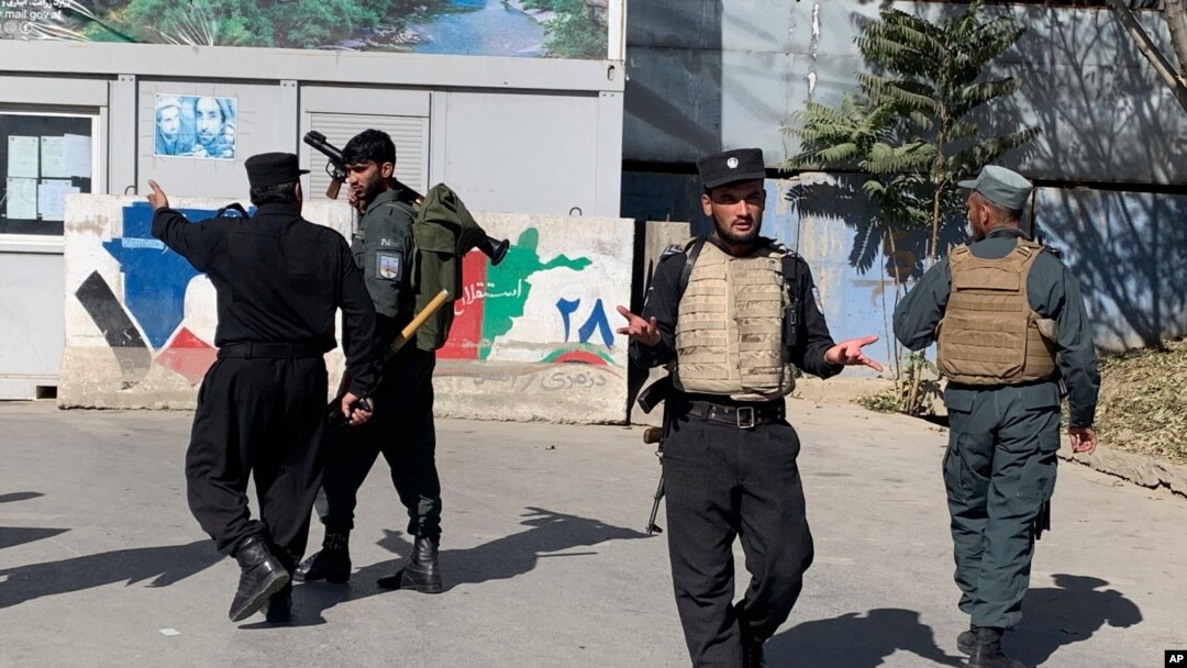 Polisi Afghanistan tiba di lokasi serangan di Universitas Kabul di Kabul, Afghanistan, Senin, 2 November 2020. (Foto: AP)
