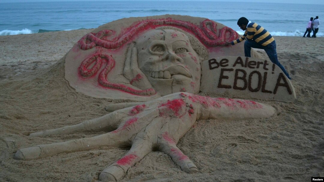 Seniman pasir Sudarshan Pattnaik membuat patung dengan pesan terkait Ebola di pantai di Puri, negara bagian Odisha di India timur (17/10). 