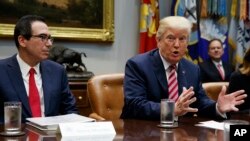 도널드 트럼프 미국 대통령(오른쪽)과 스티브 므누신 재무장관.