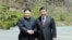 김정은(왼쪽) 북한 국무위원장과 시진핑 중국 국가주석이 지난 2018년 5월 다롄에서 악수하고 있다. (자료사진)