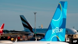 ARCHIVO - Un avión de JetBlue se ve estacionado en la pista del Aeropuerto Internacional John F. Kennedy el martes 28 de junio de 2022, en Nueva York.